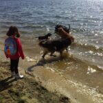 Disfrutando niños y peludos