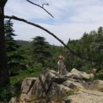 Neska disfrutando del campo