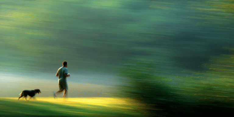 Persona Corriendo Con Su Perro