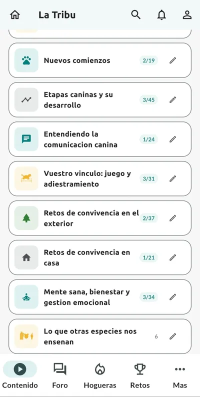 Pantalla móvil de la pestaña Contenido de La Tribu en la app Sentido Animal con ocho categorías: nuevos comienzos, etapas caninas, comunicación, vínculo, retos exterior e interior, mente sana y otras especies